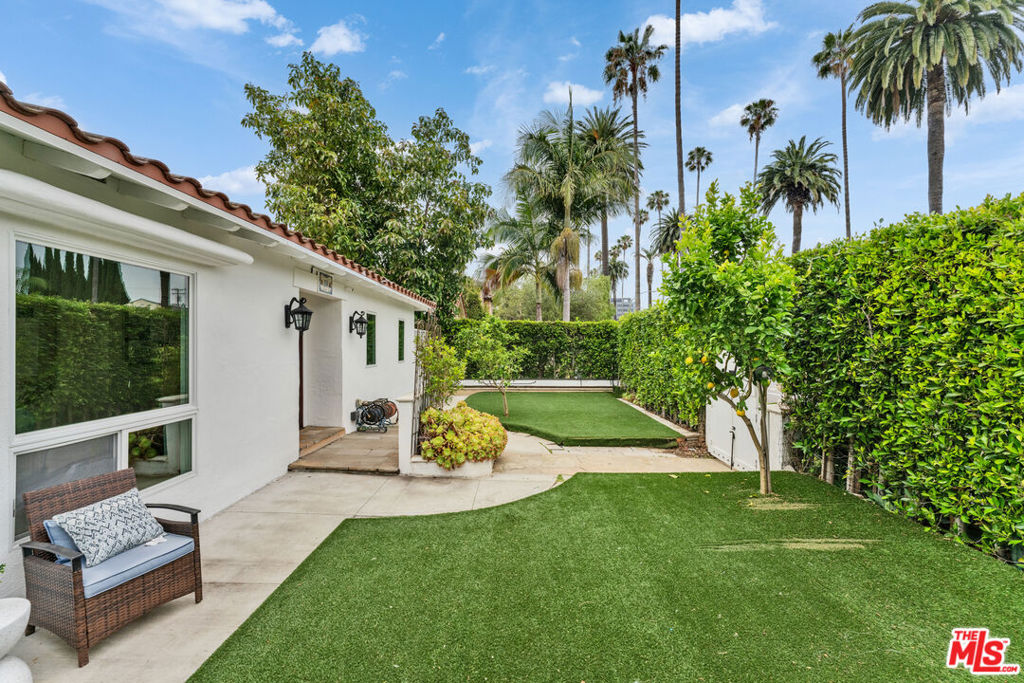 256 N Doheny Drive