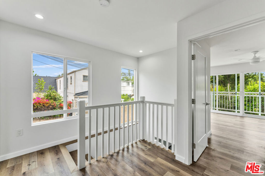 256 N Doheny Drive