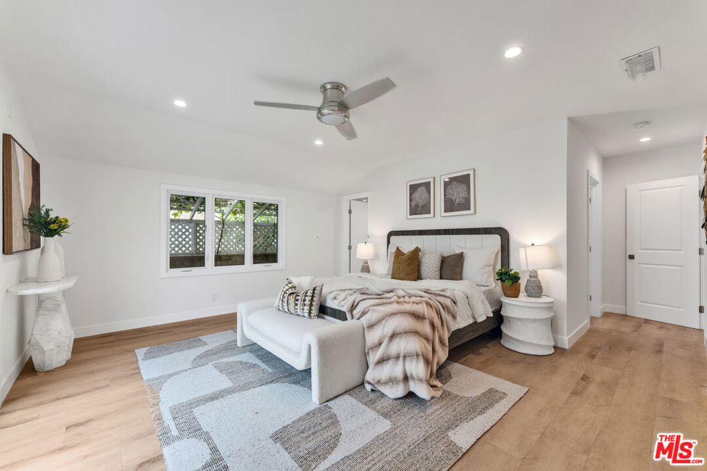 256 N Doheny Drive