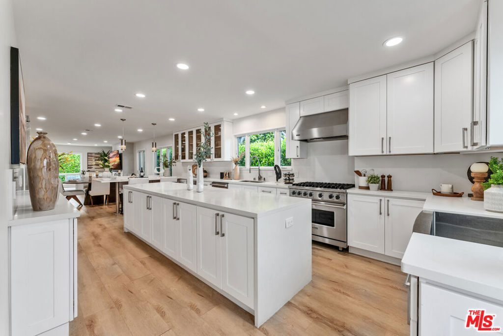 256 N Doheny Drive