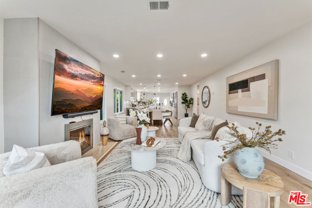 256 N Doheny Drive