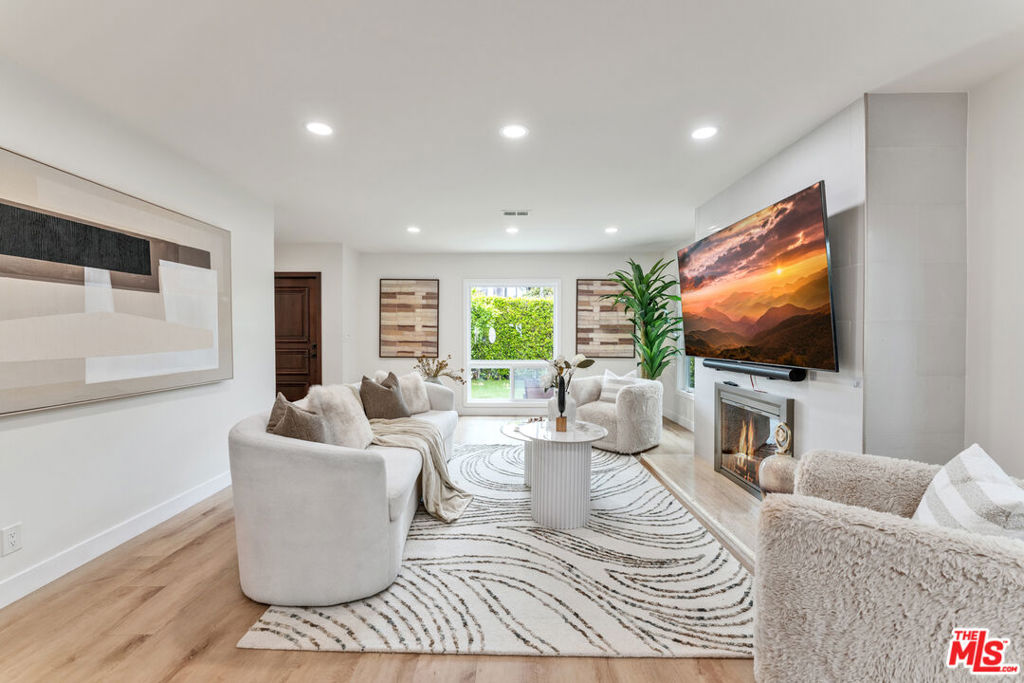256 N Doheny Drive