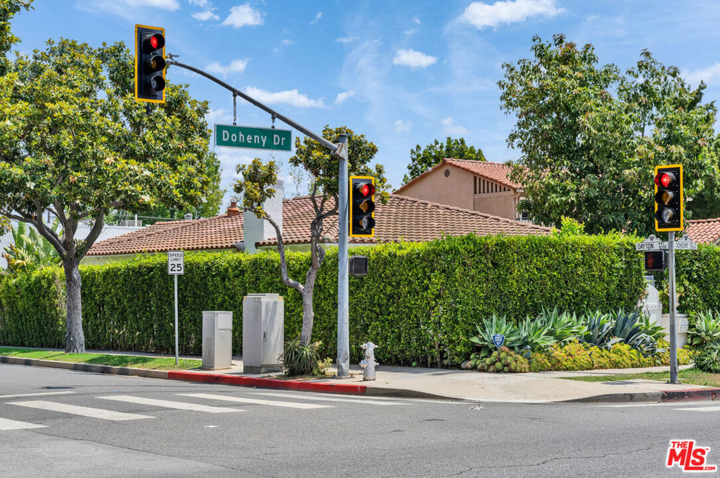 256 N Doheny Drive