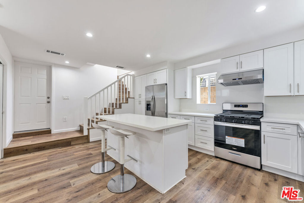 256 N Doheny Drive