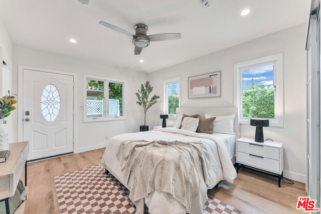 256 N Doheny Drive