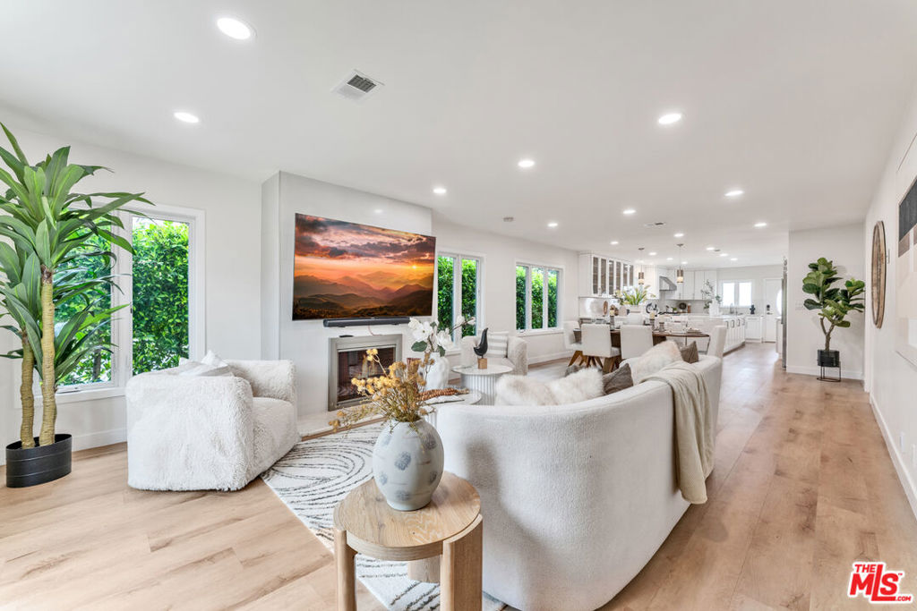 256 N Doheny Drive