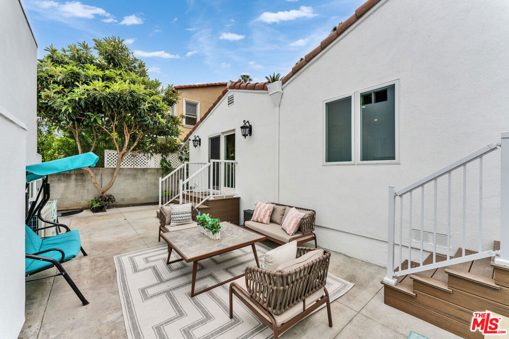 256 N Doheny Drive
