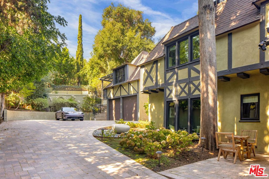 3225 Oakshire Drive