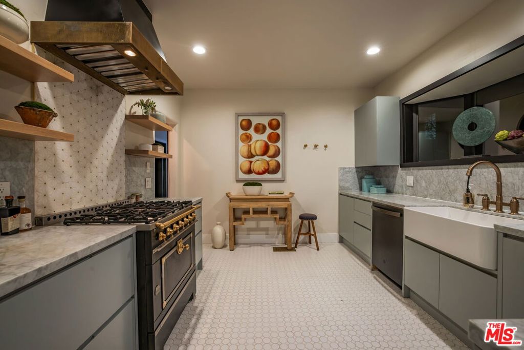 3225 Oakshire Drive