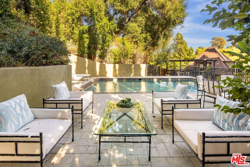 3225 Oakshire Drive