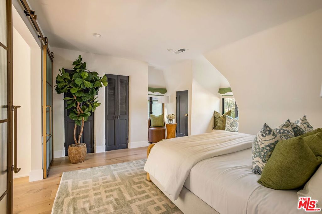 3225 Oakshire Drive
