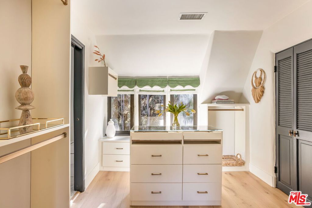 3225 Oakshire Drive