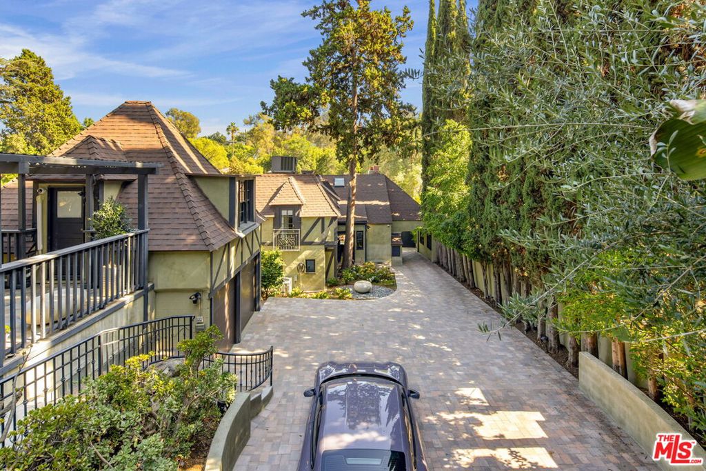 3225 Oakshire Drive