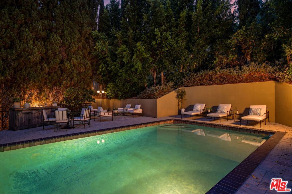 3225 Oakshire Drive