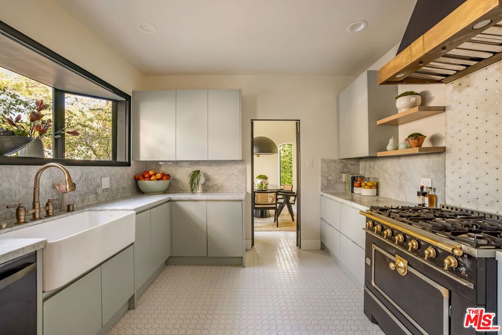 3225 Oakshire Drive