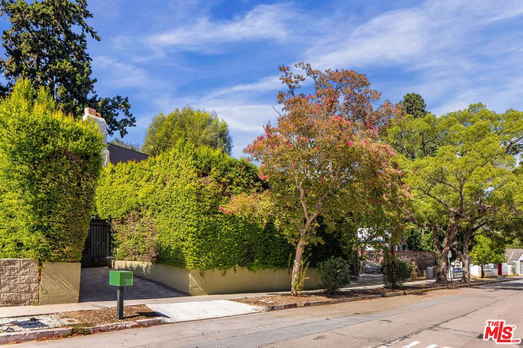 3225 Oakshire Drive