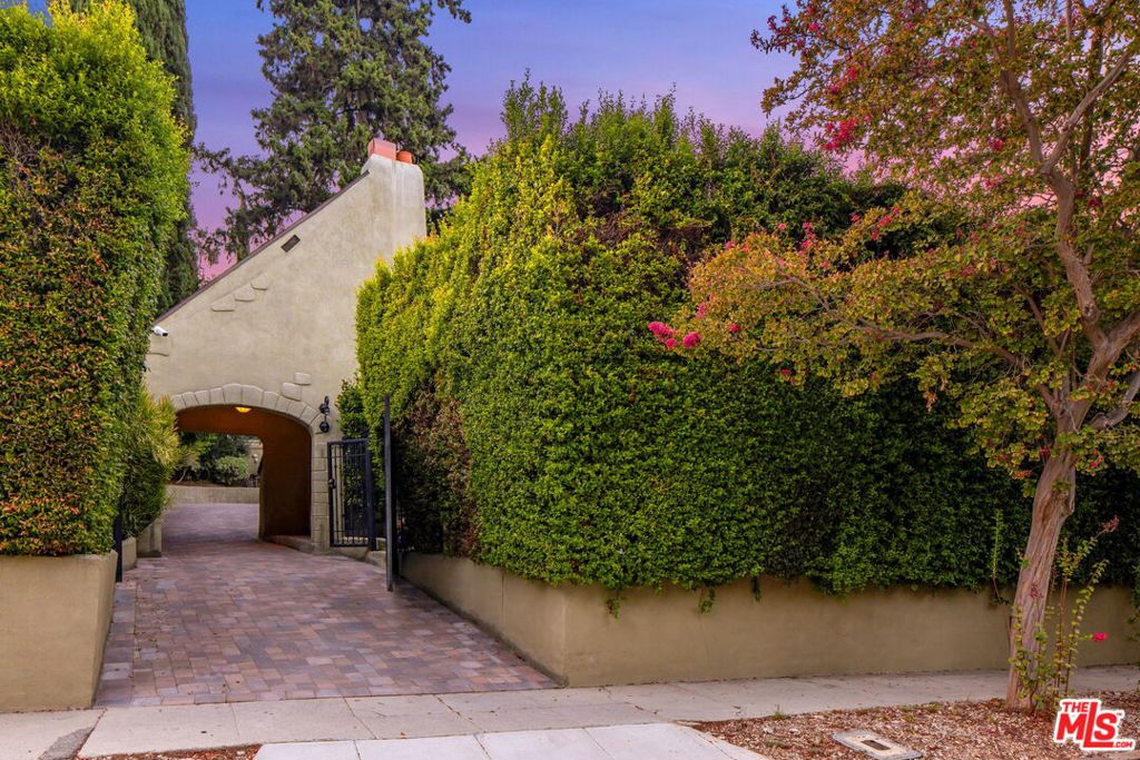 3225 Oakshire Drive
