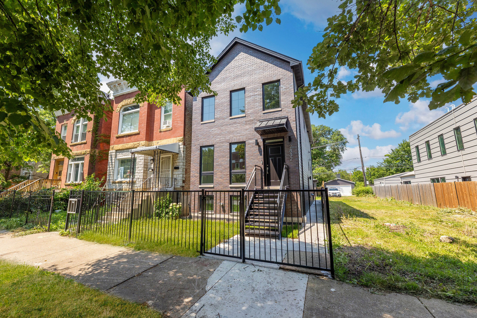 2832 W WILCOX Street