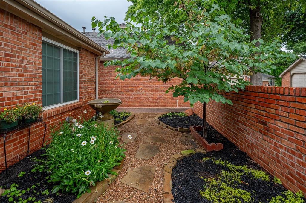 11803 Red Oak Way