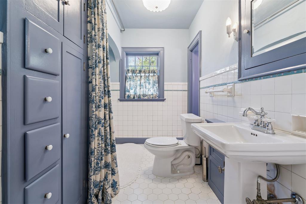 1928 N Broadway Avenue