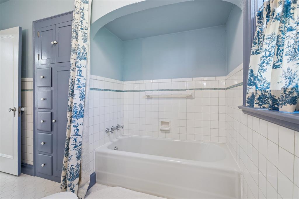 1928 N Broadway Avenue