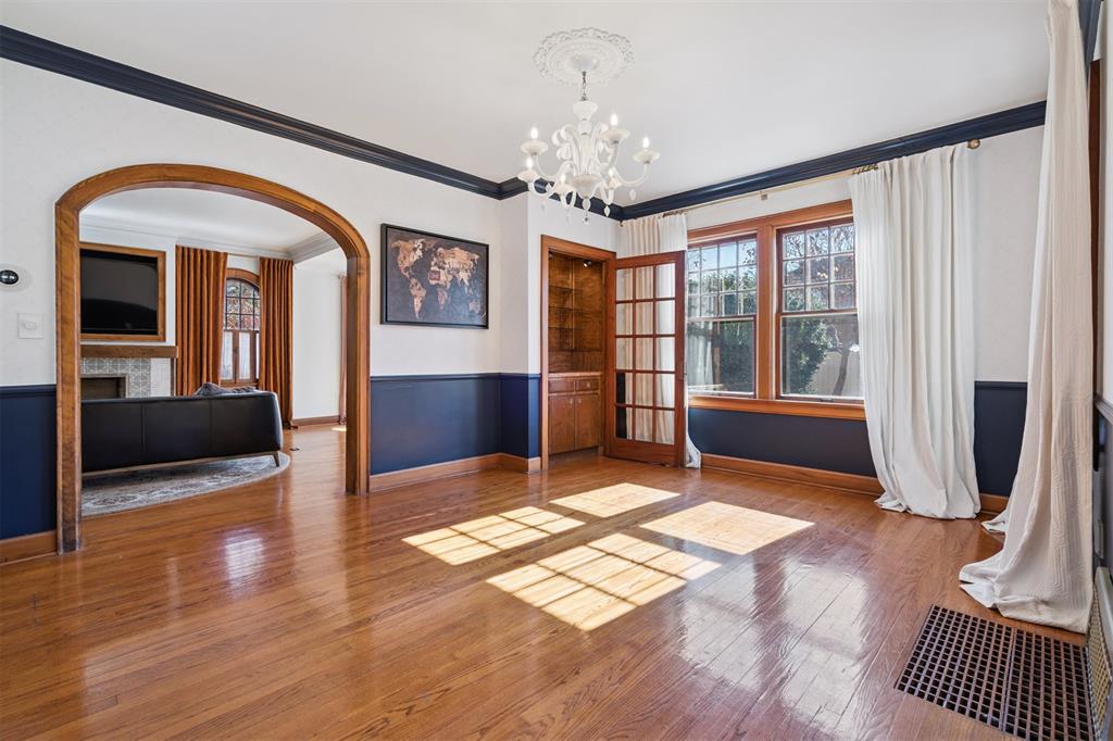 1928 N Broadway Avenue