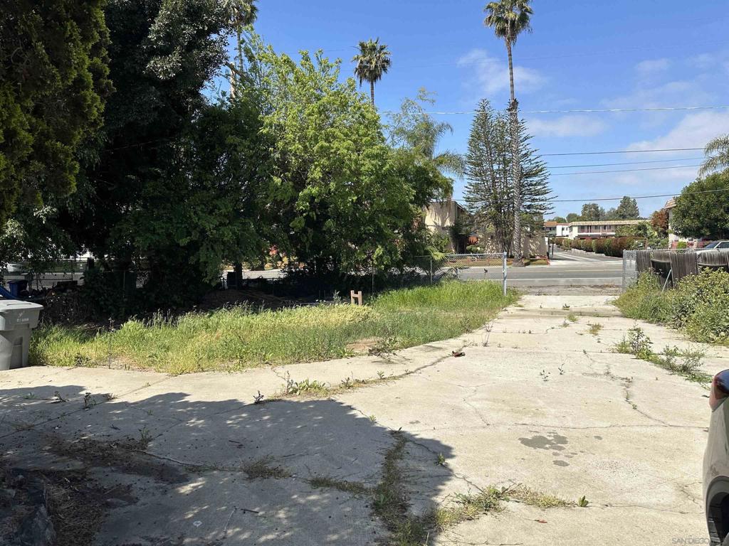 1627 N Santa Fe Ave