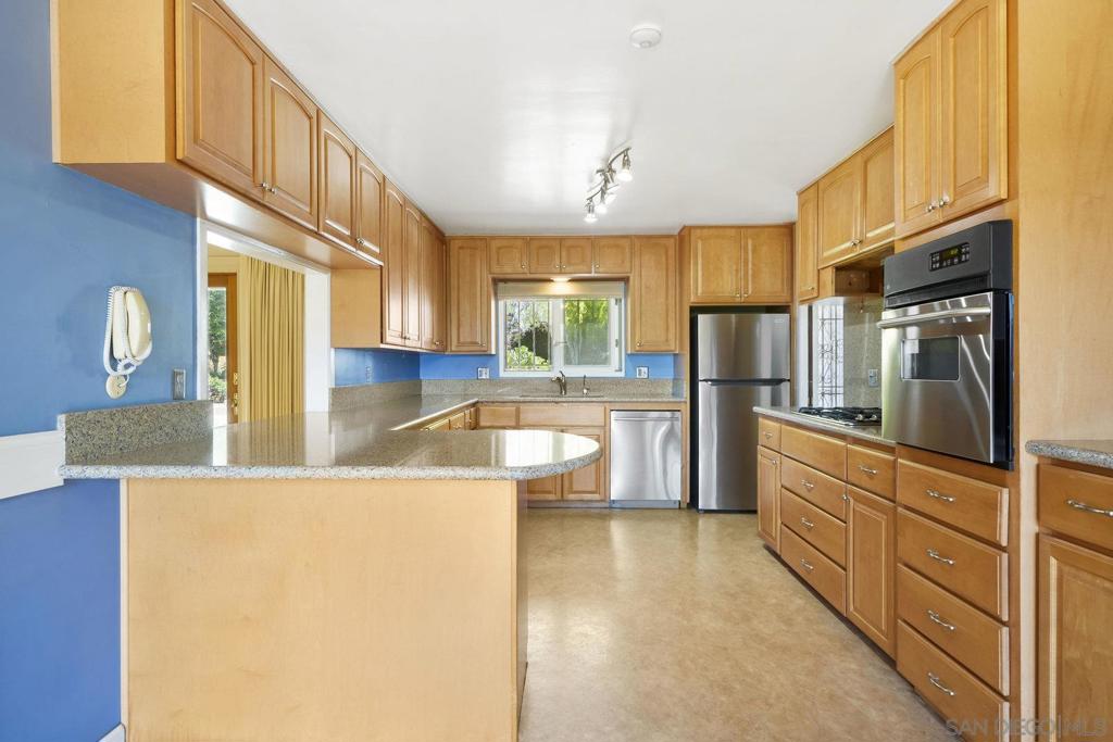 3992 La Cresta Dr