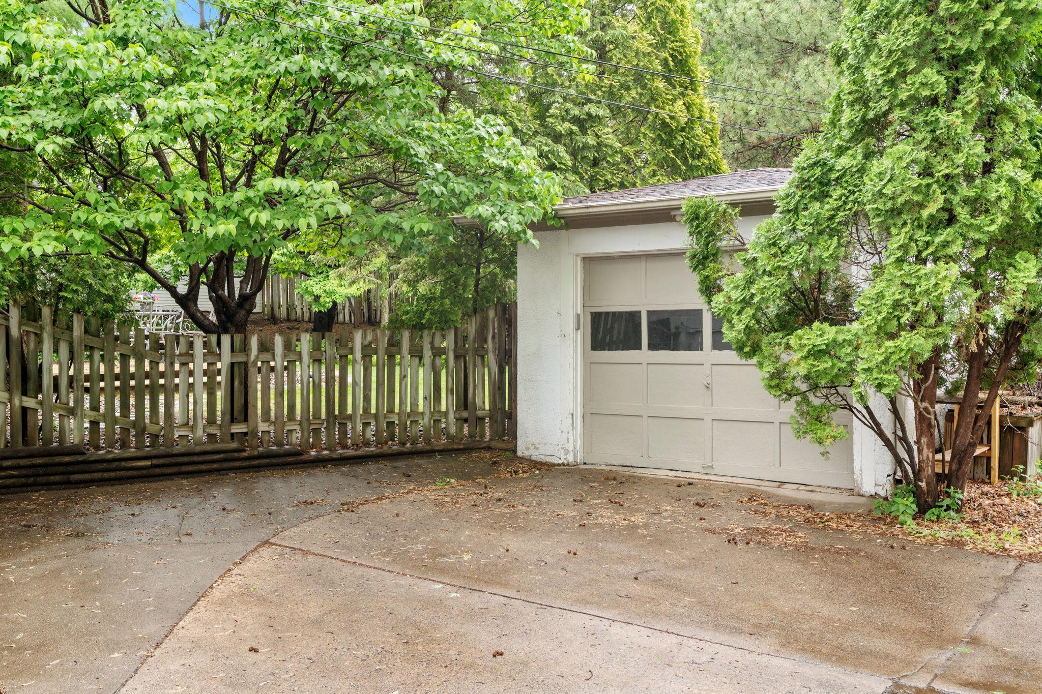 324 W Diamond Lake Road