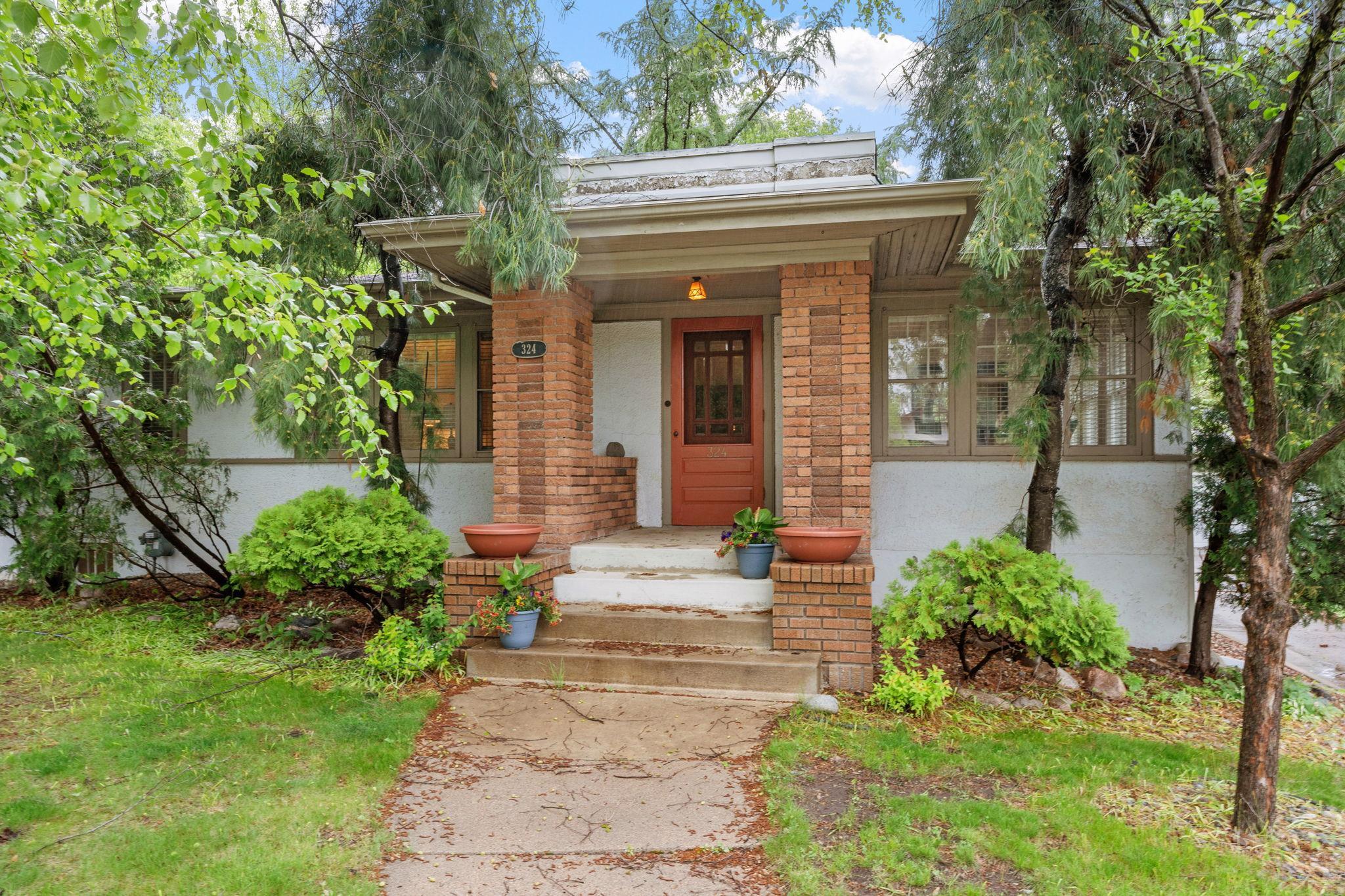 324 W Diamond Lake Road