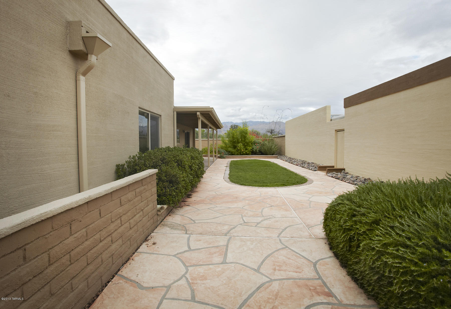 8951 E Seneca Street