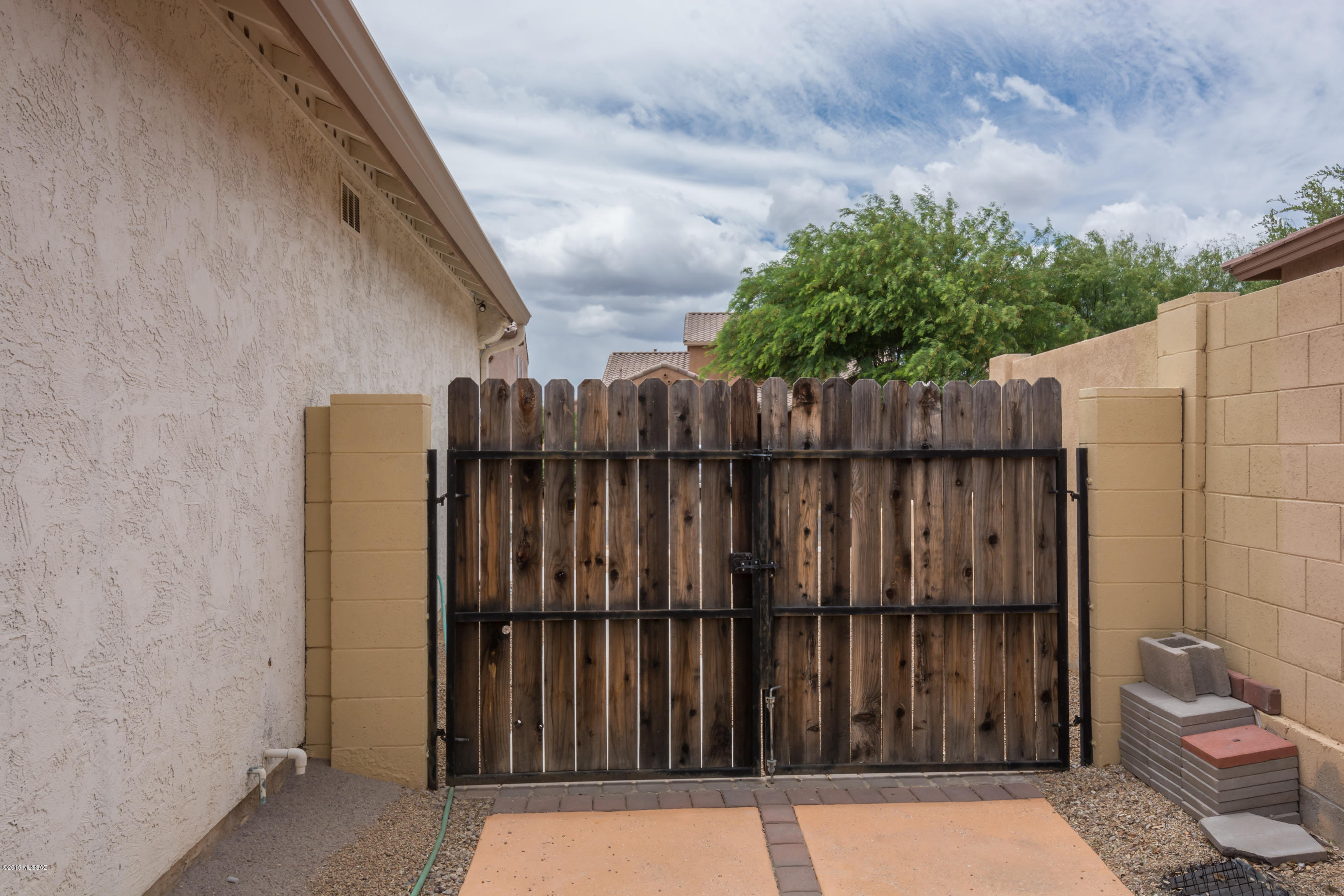 724 W Camino Tunera