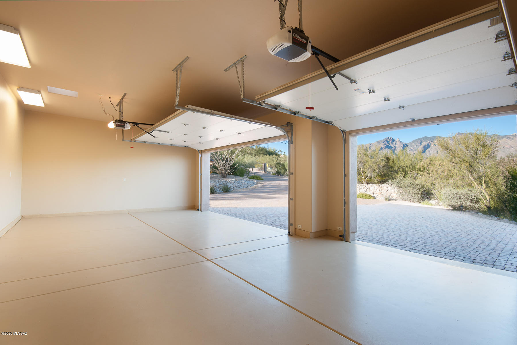 5070 N Hacienda Del Sol Road