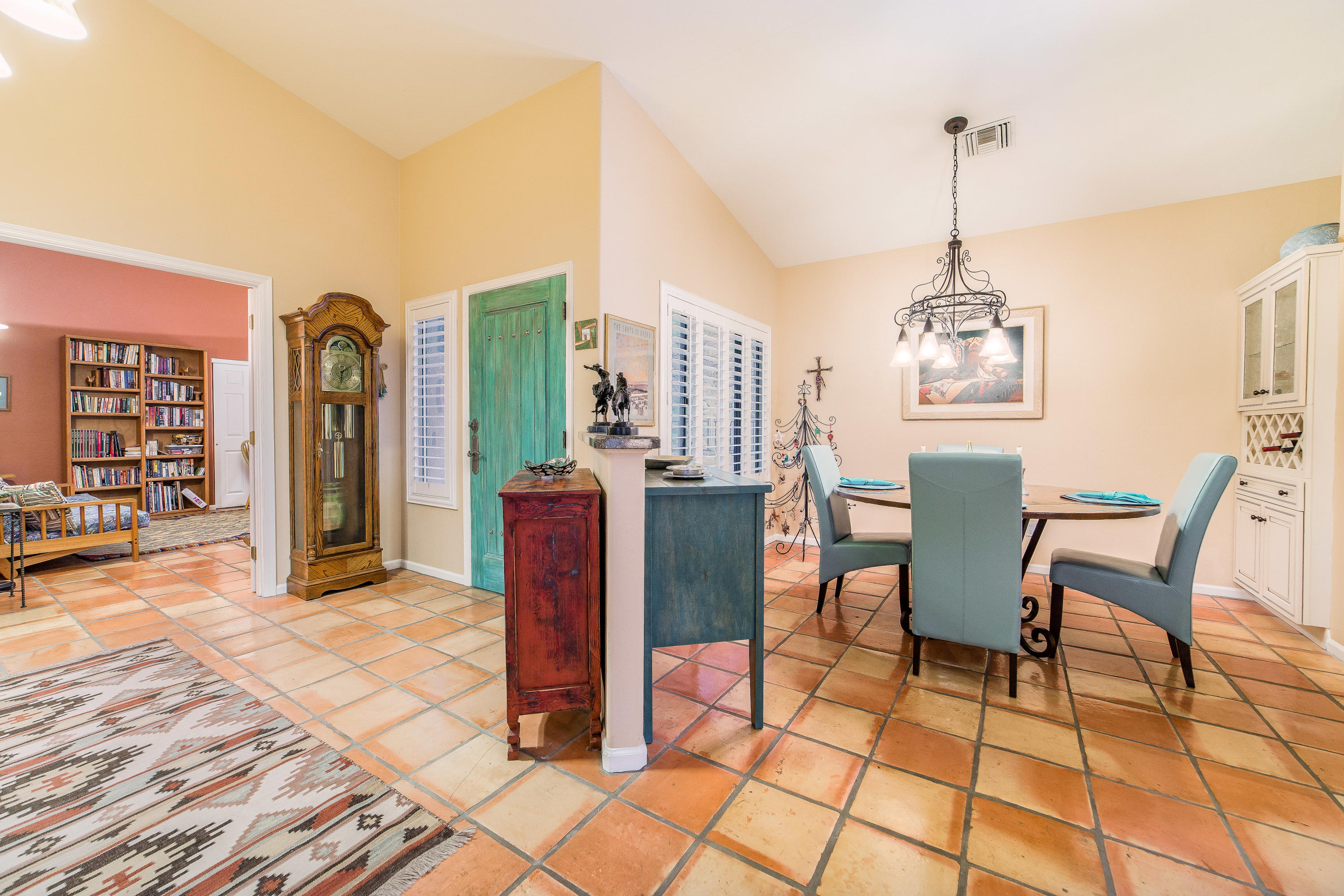 6437 N Via Divina