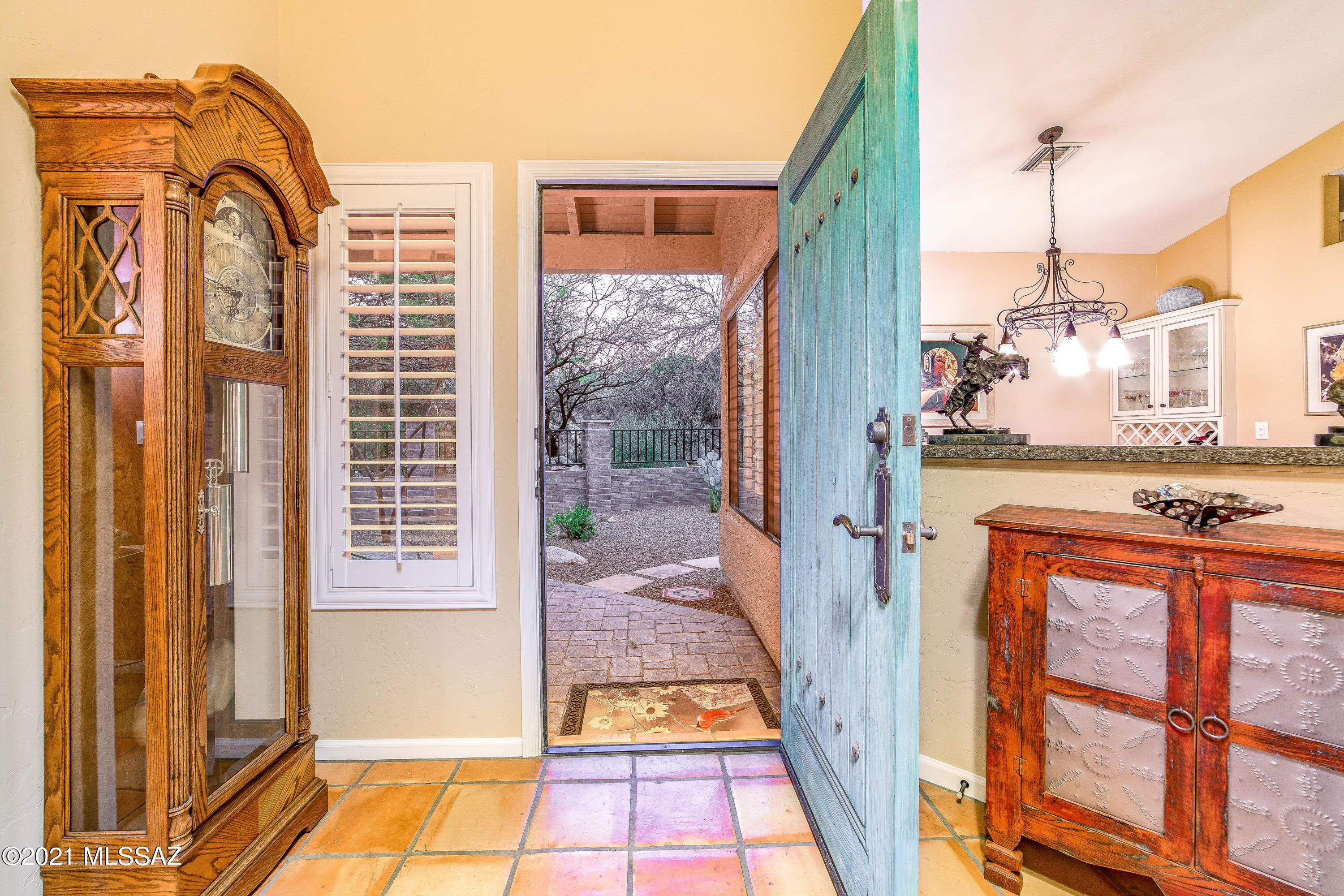 6437 N Via Divina
