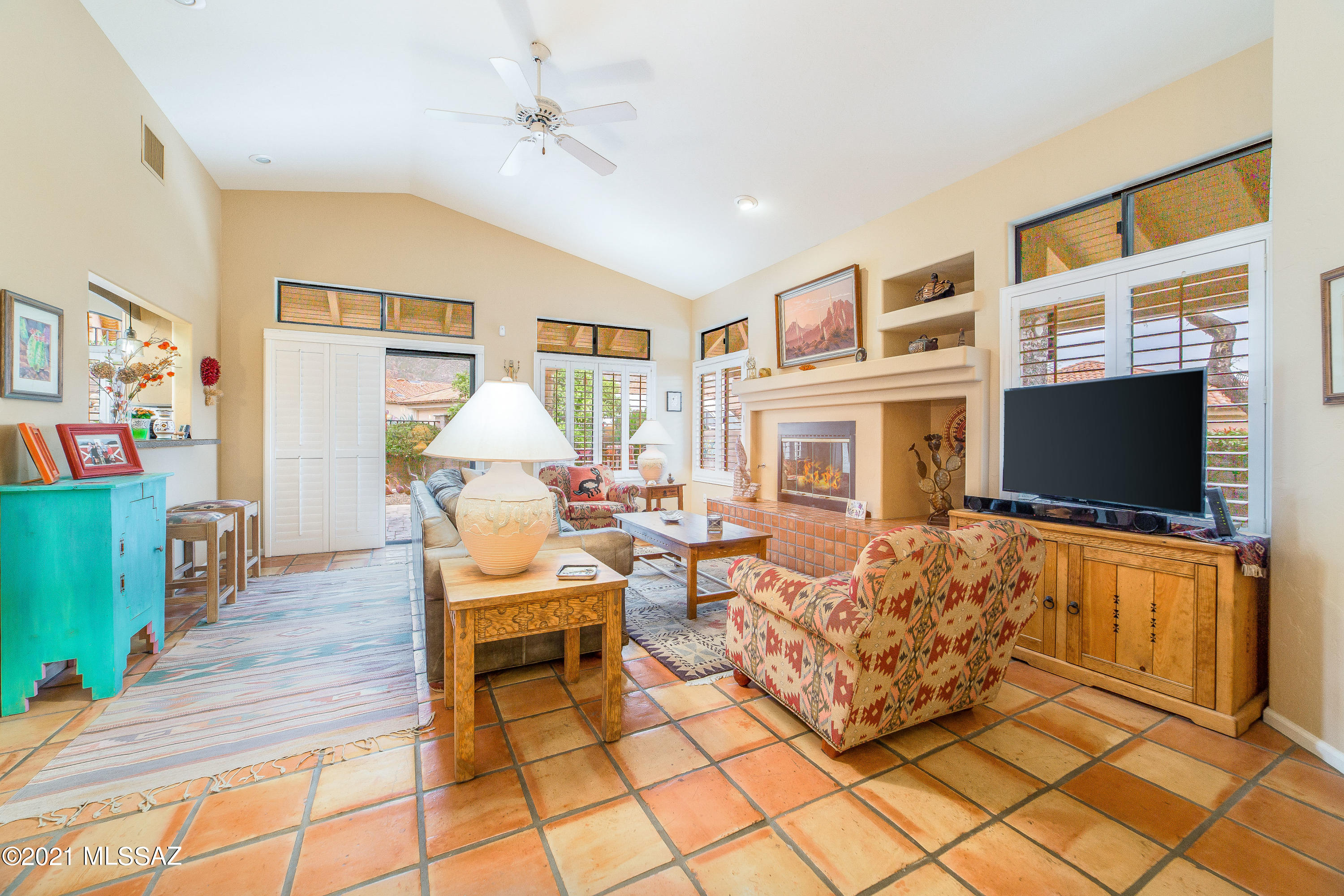 6437 N Via Divina