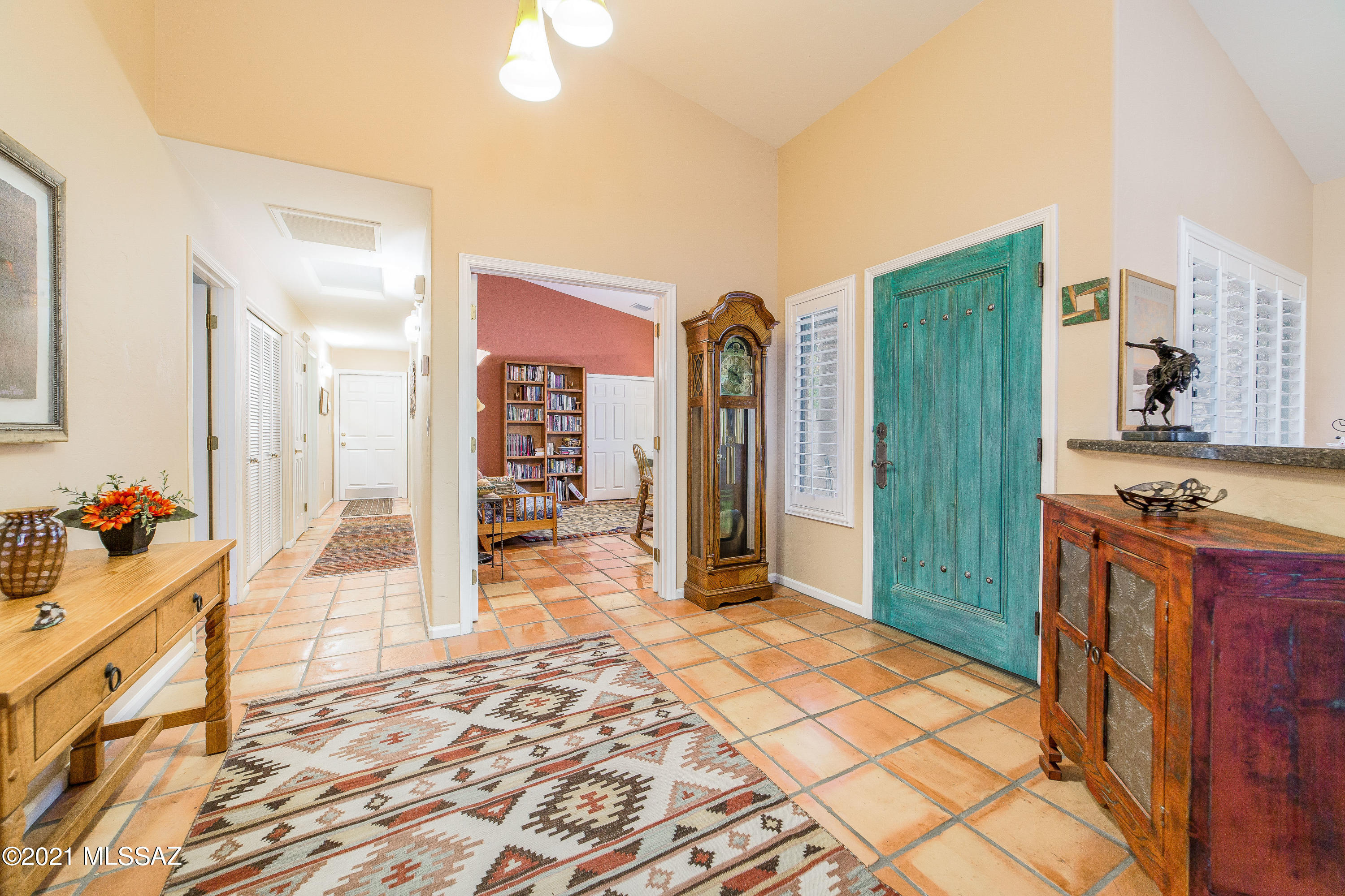 6437 N Via Divina