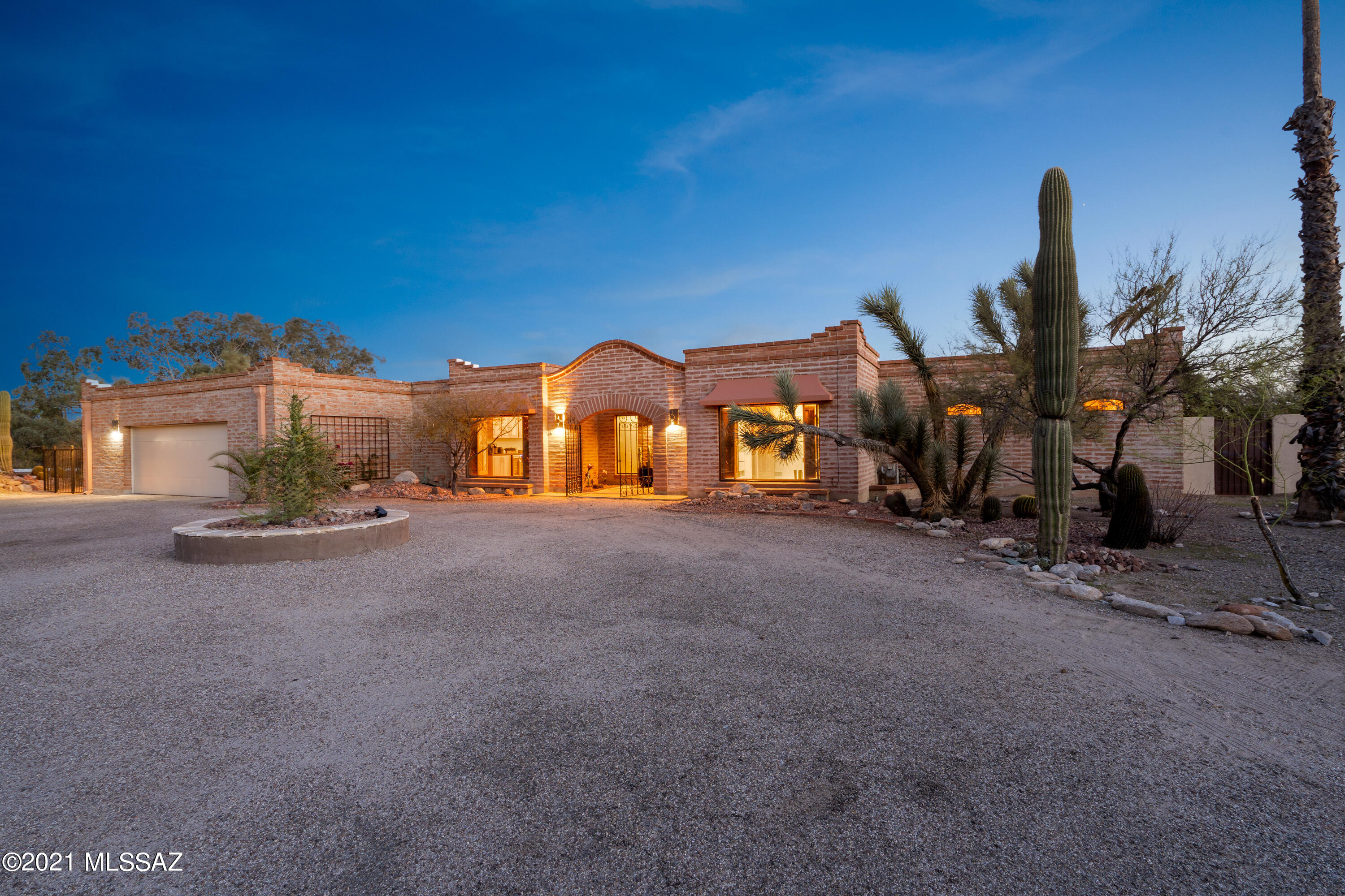6010 N Camino Esplendora