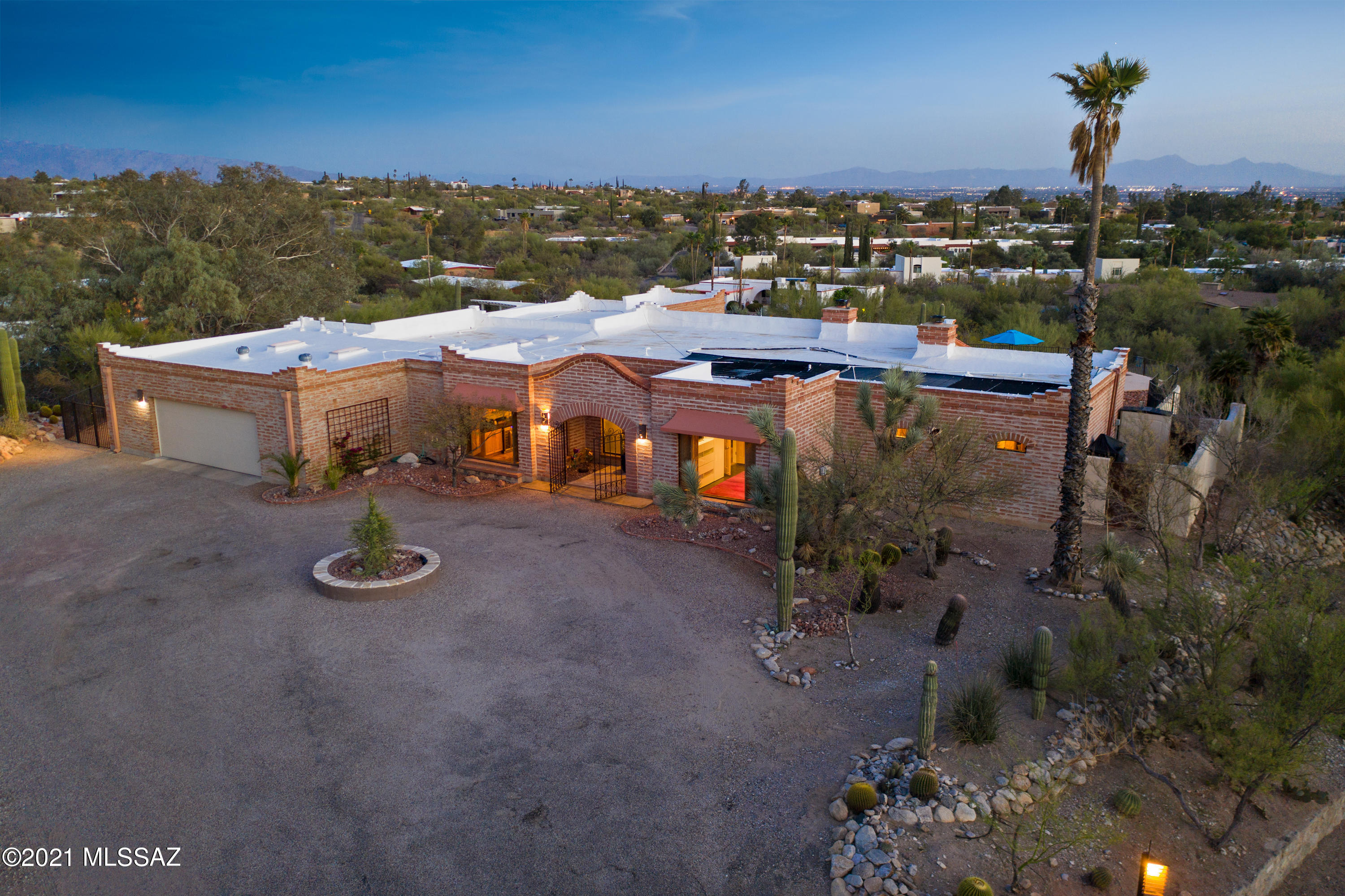 6010 N Camino Esplendora