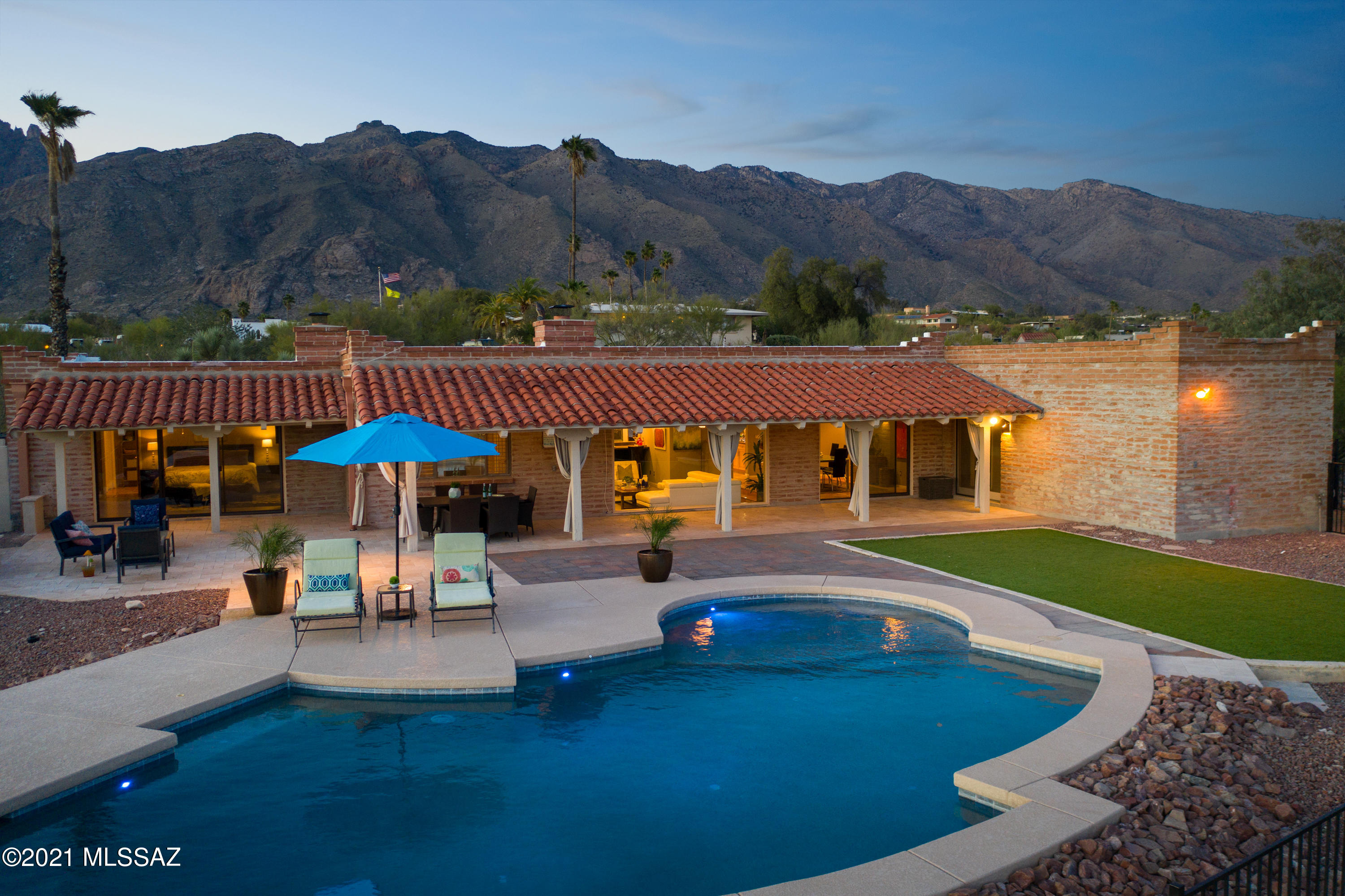 6010 N Camino Esplendora