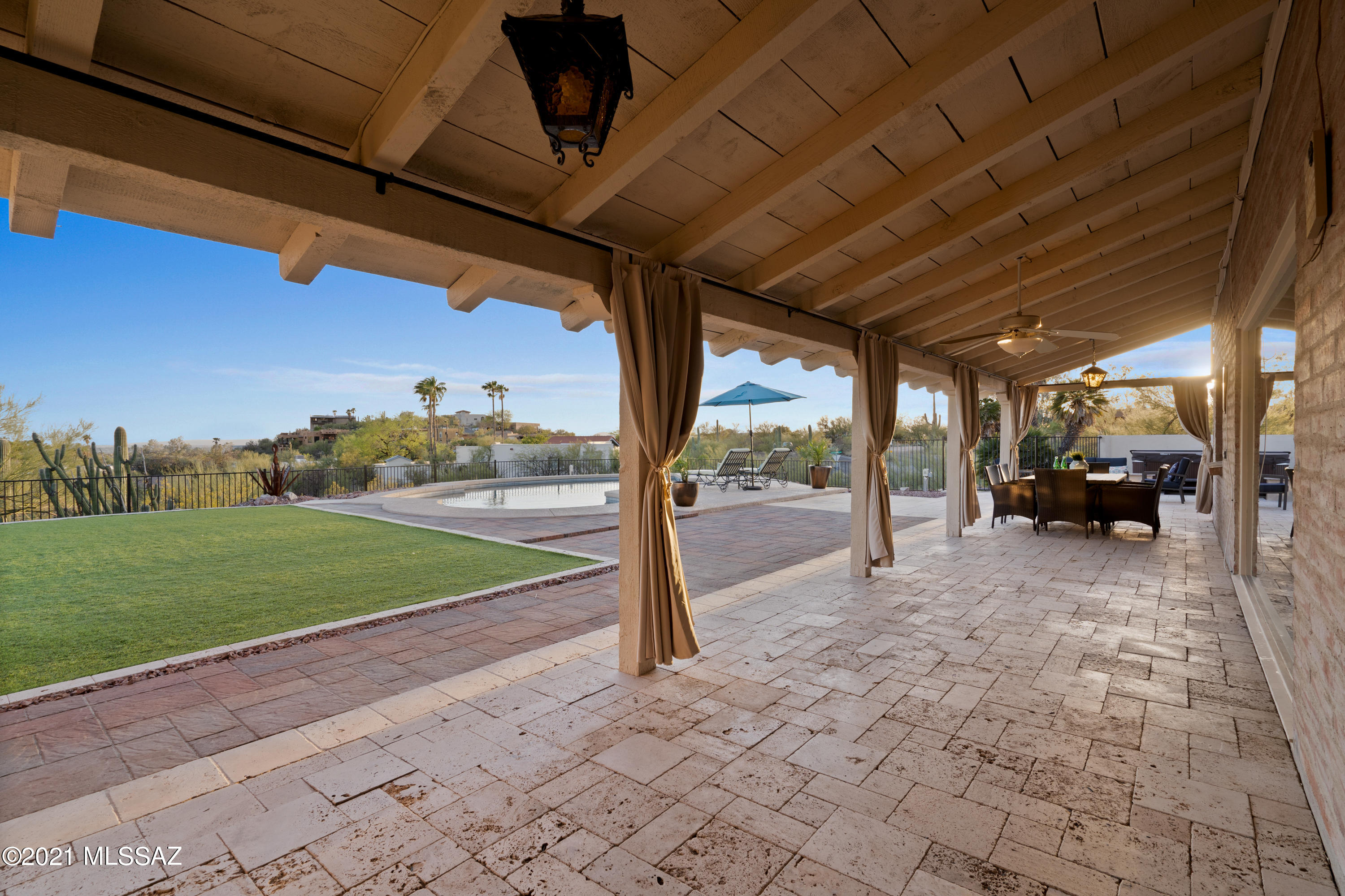 6010 N Camino Esplendora