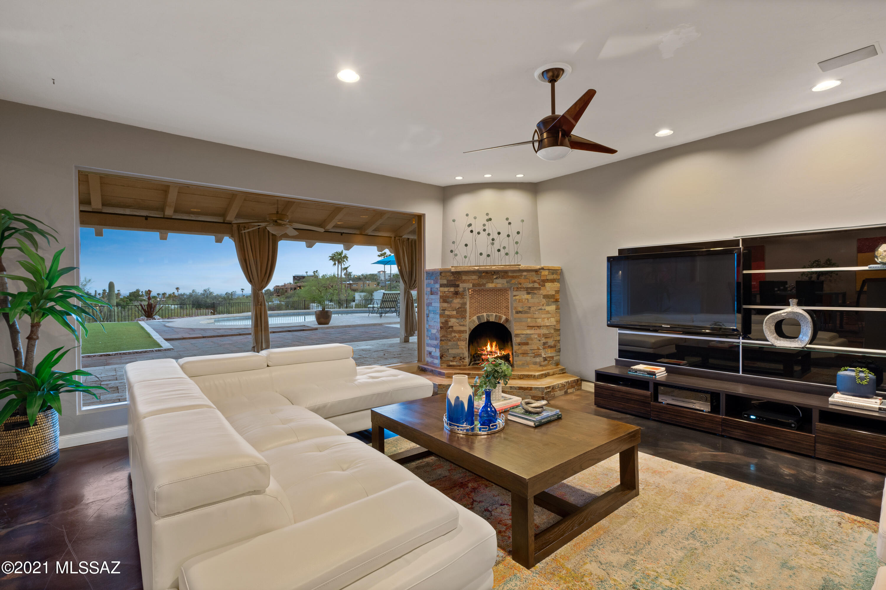 6010 N Camino Esplendora