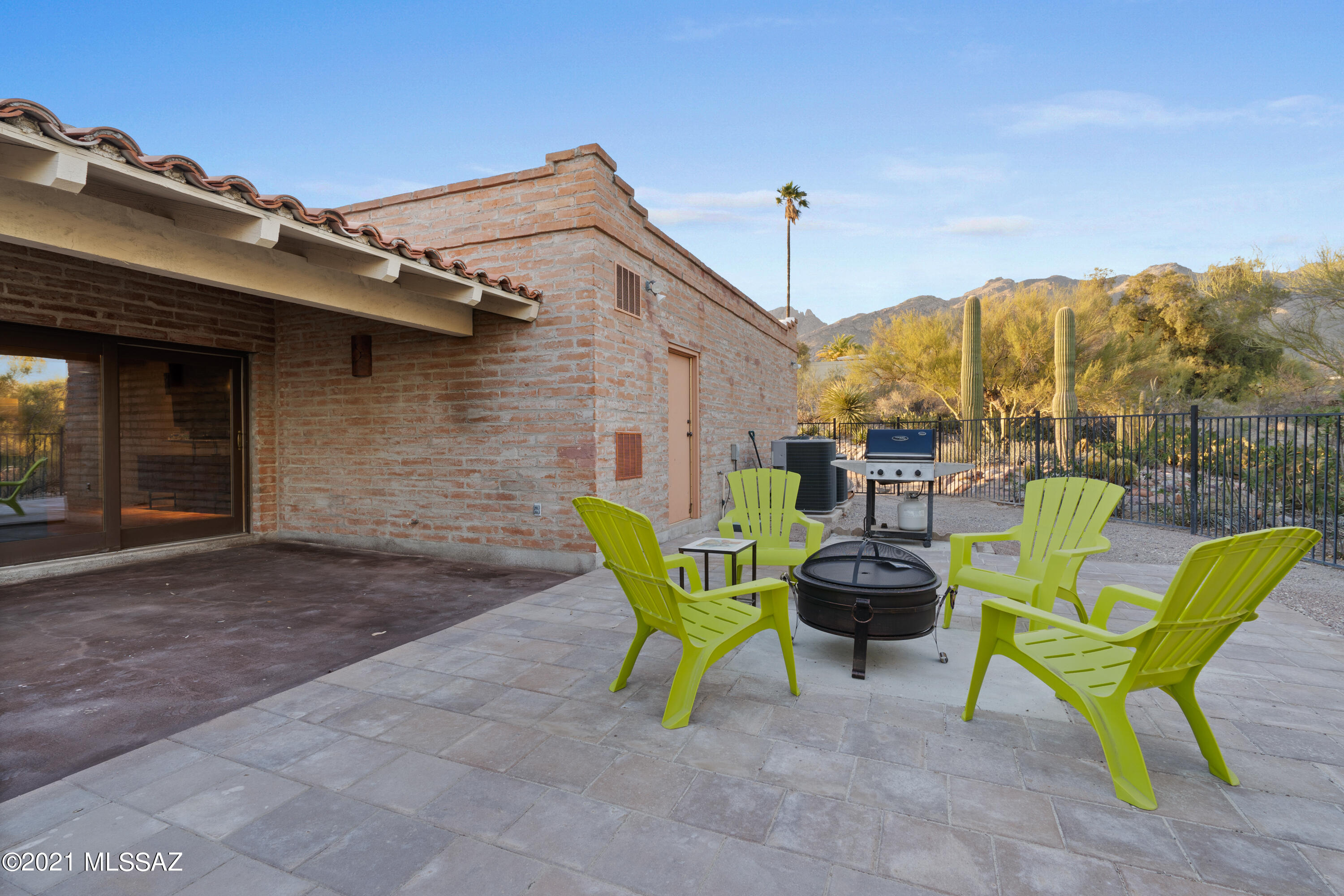 6010 N Camino Esplendora