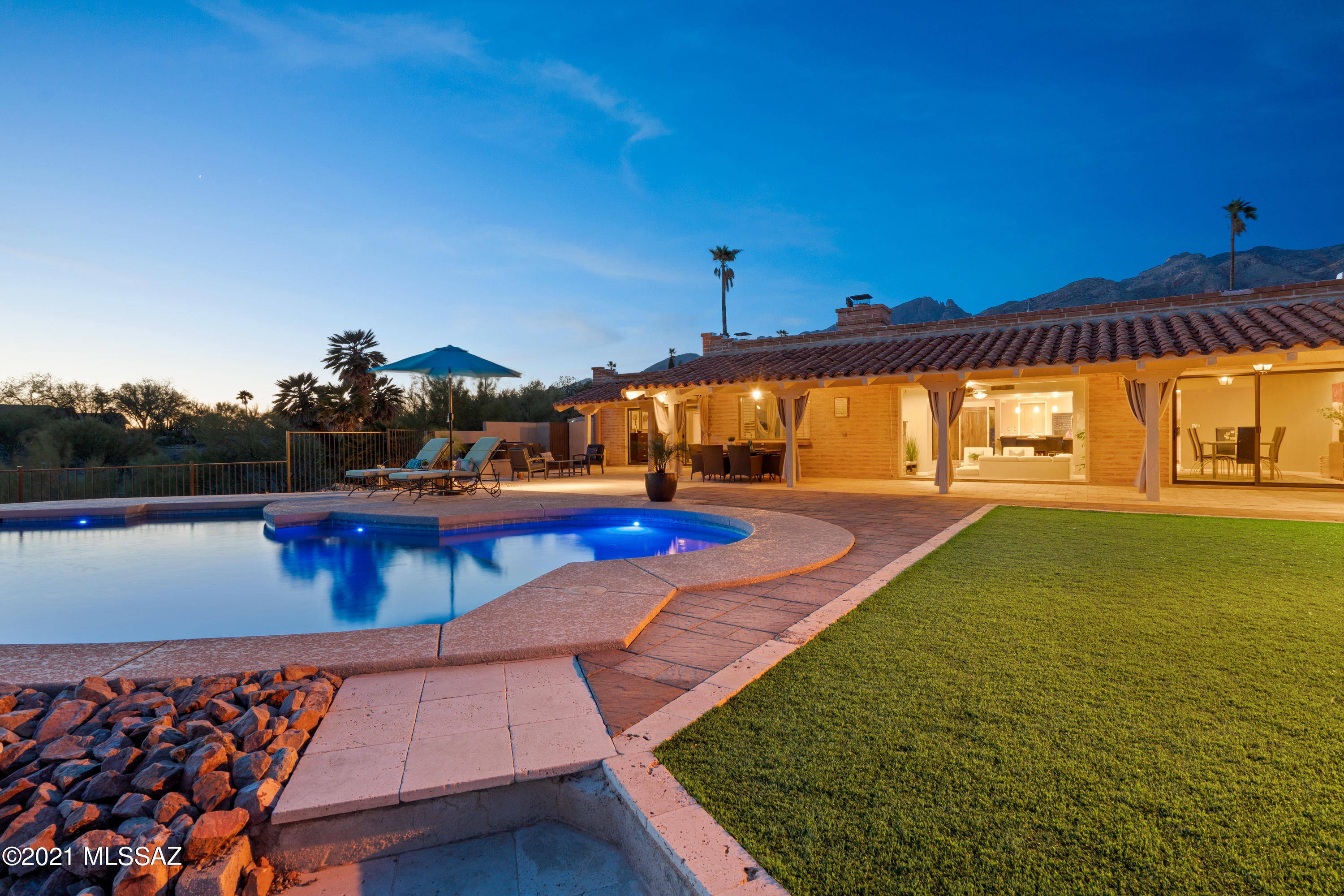 6010 N Camino Esplendora