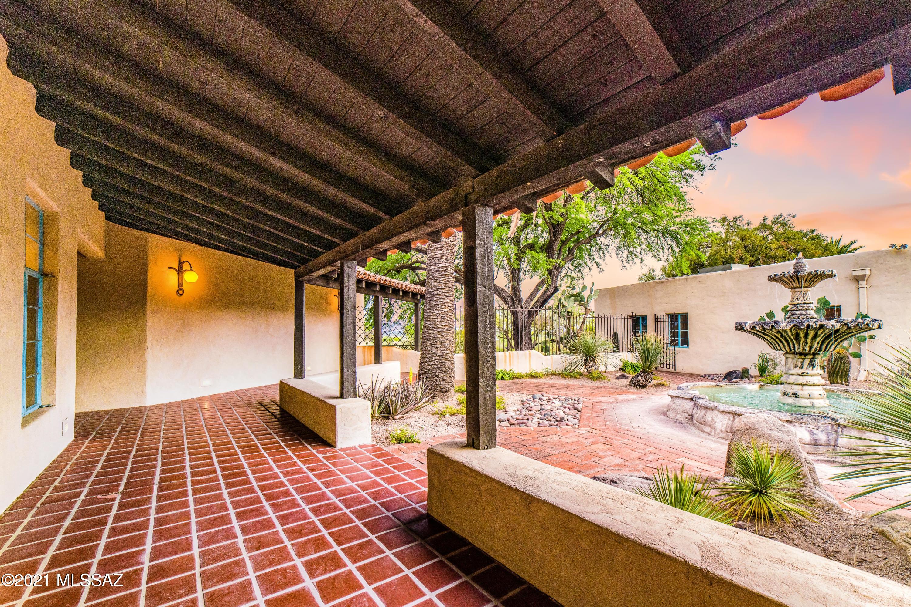 5055 N Calle La Vela