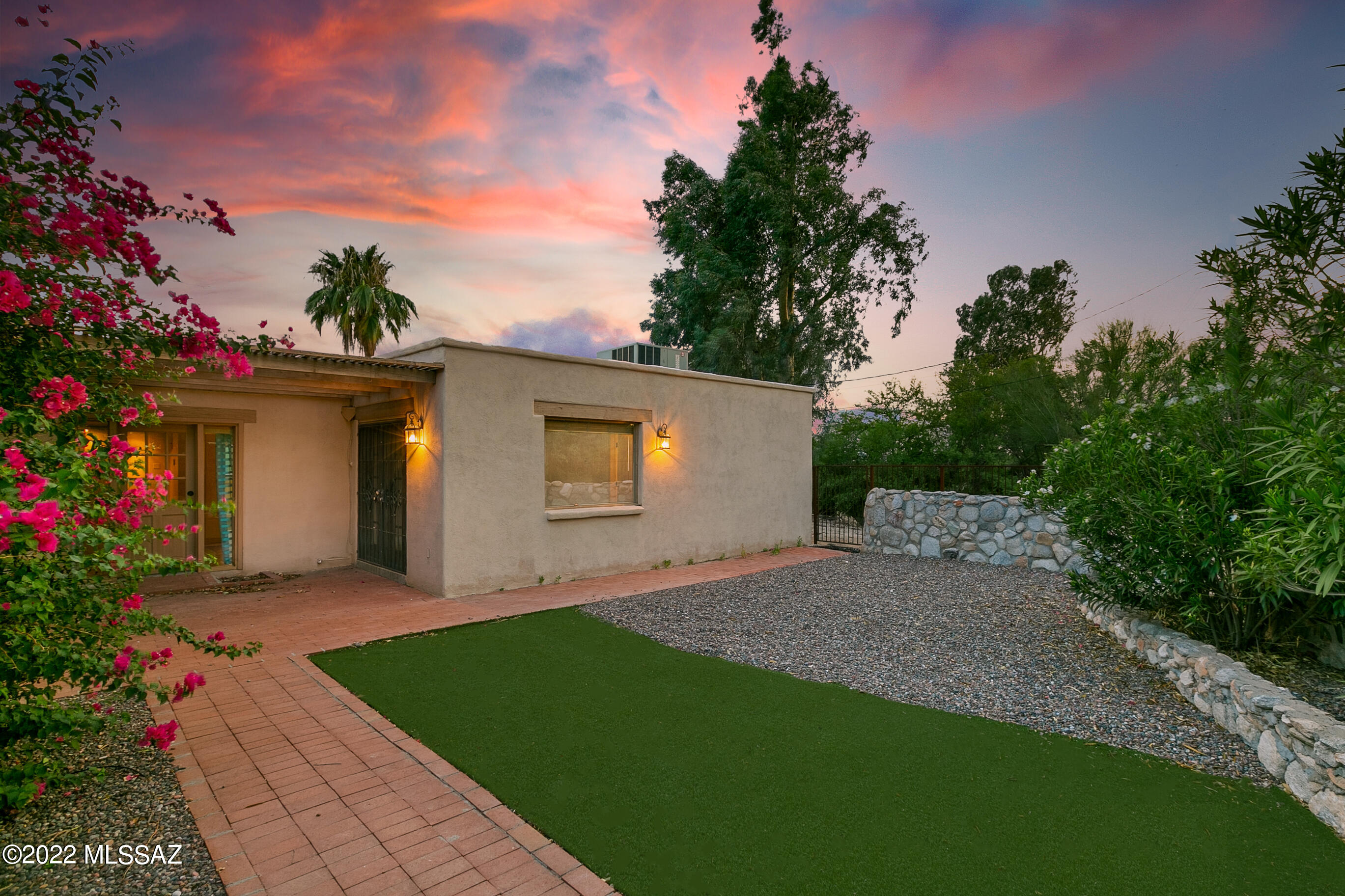 6882 N Casas Adobes Drive