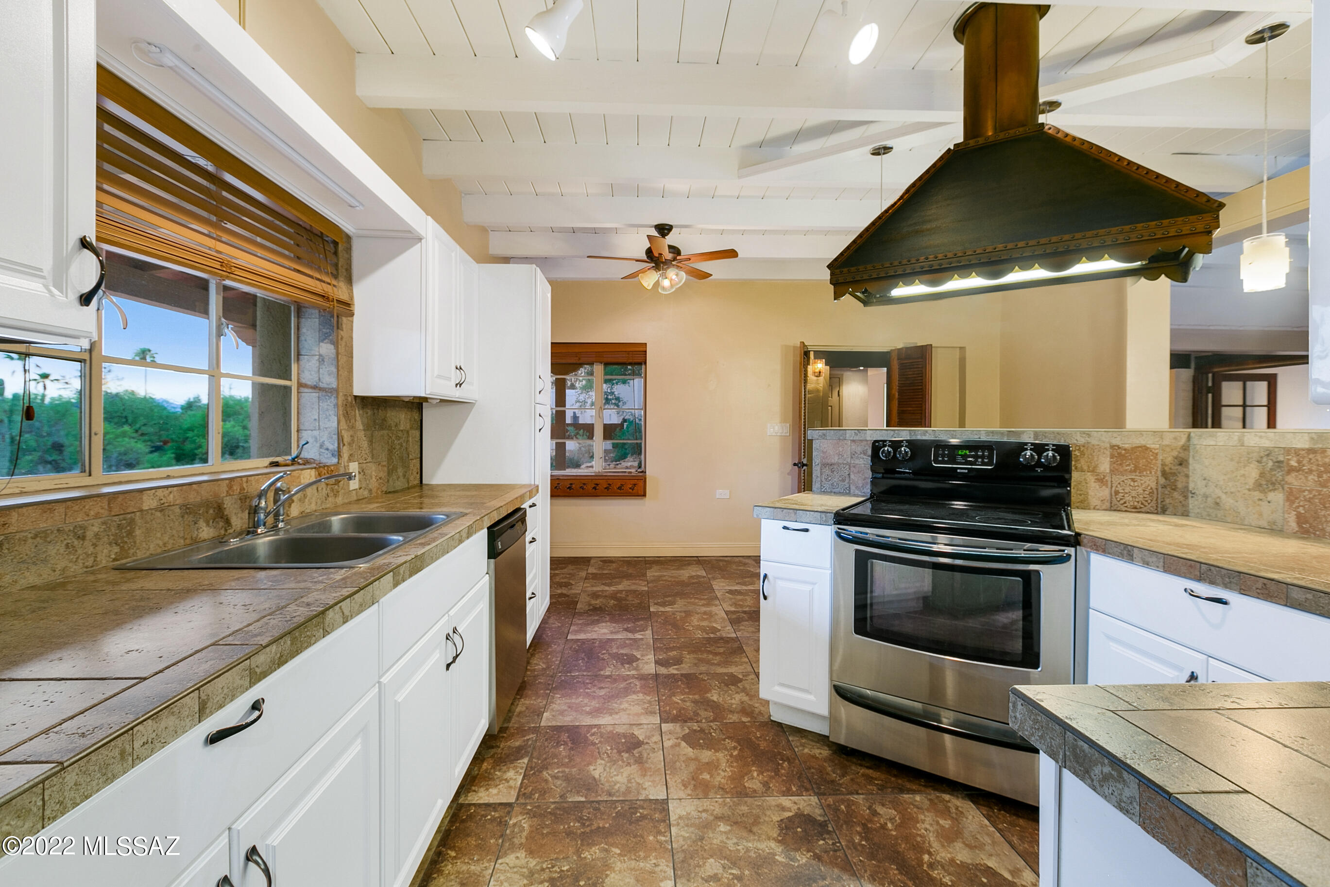 6882 N Casas Adobes Drive