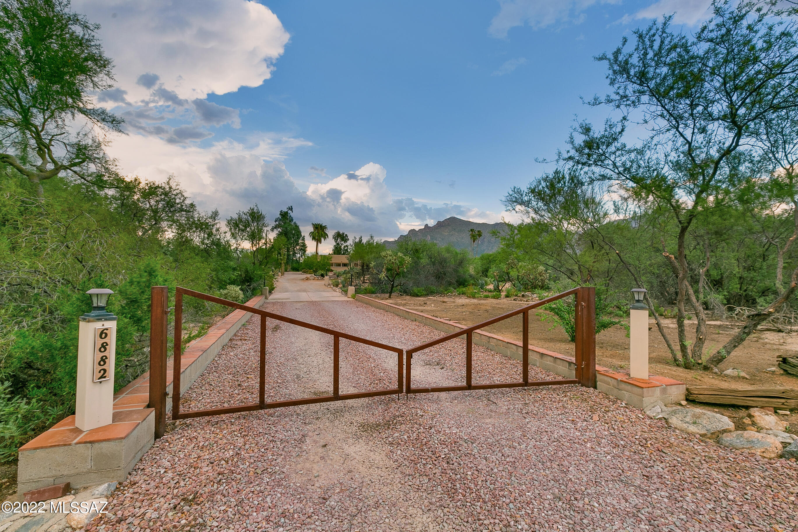 6882 N Casas Adobes Drive
