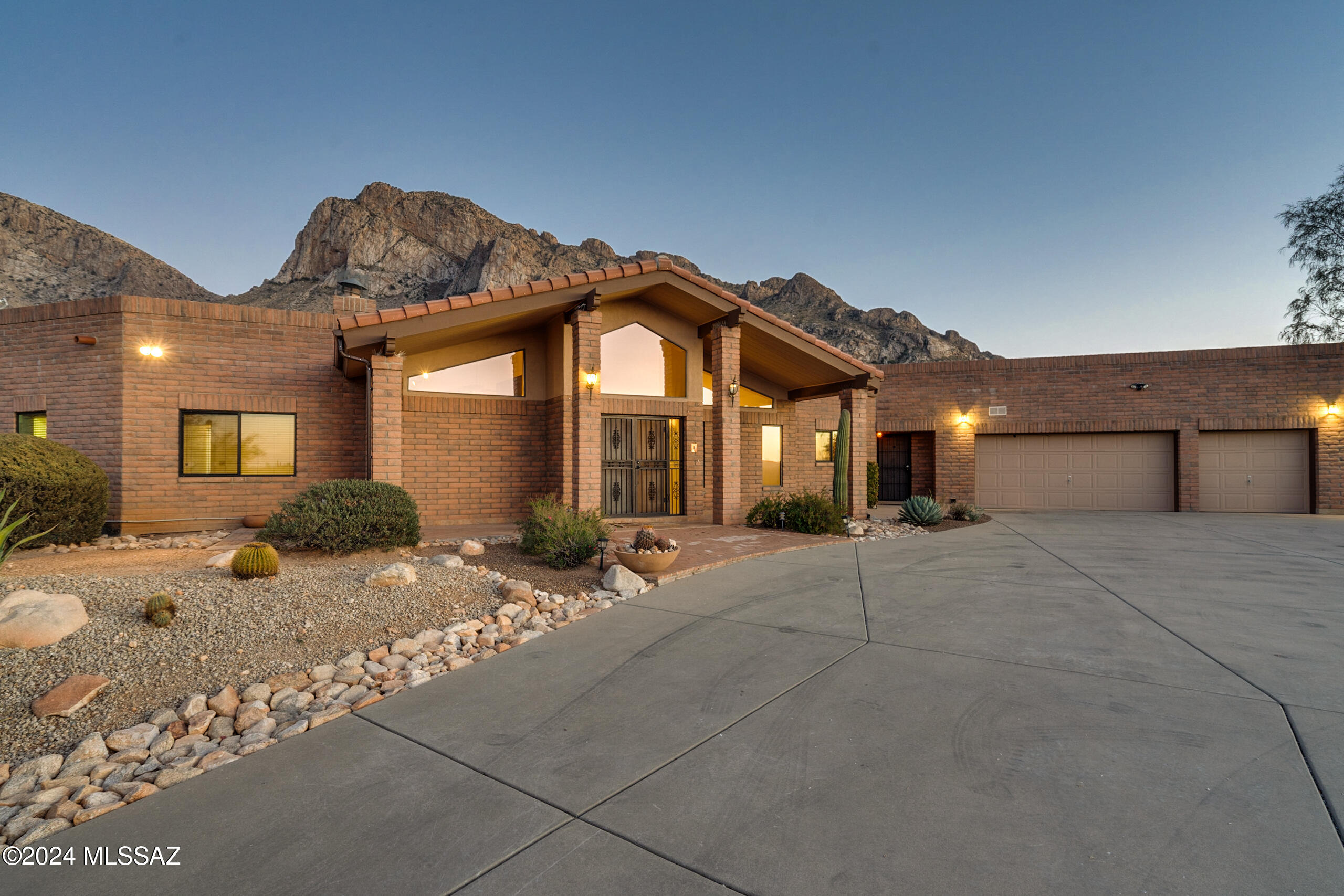 1060 E Canada Vista Place