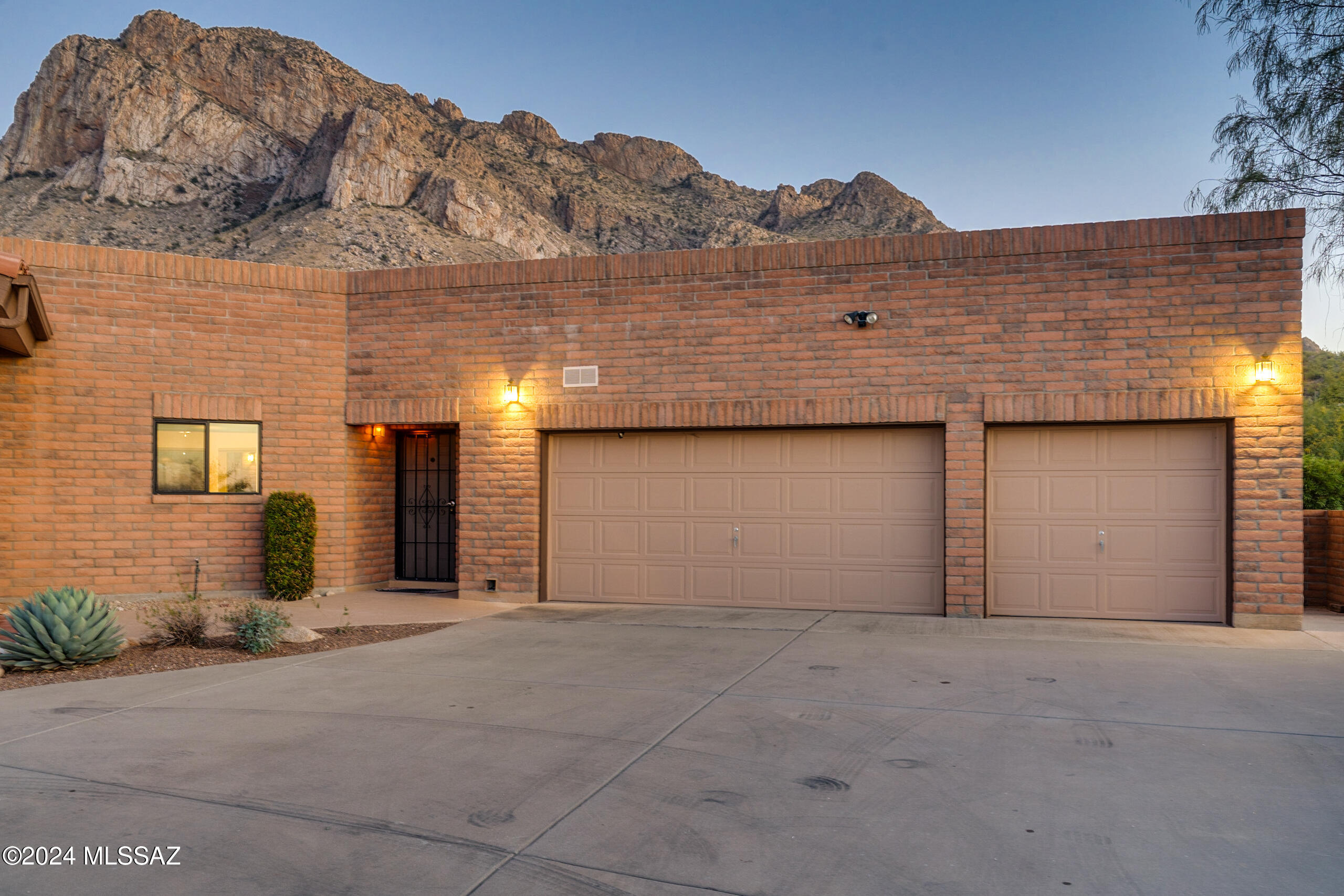 1060 E Canada Vista Place